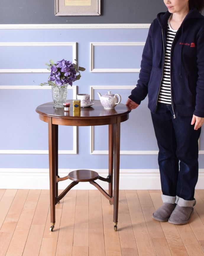 アンティークのテーブル アンティーク家具 キャスターで移動しやすい英国家具、棚付きオケージョナルテーブル 。そっと壁に付けて置くだけで、オシャレな雰囲気に。(k-1645-f)