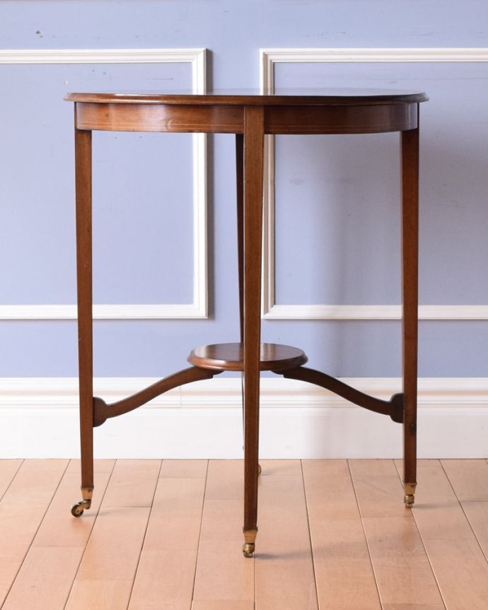アンティークのテーブル アンティーク家具 キャスターで移動しやすい英国家具、棚付きオケージョナルテーブル 。アンティークは新品ではないので、もちろん経年変化によるキズはありますが、専門の職人が目立たないようキレイにお直しをしているので、後姿までキレイです。(k-1645-f)