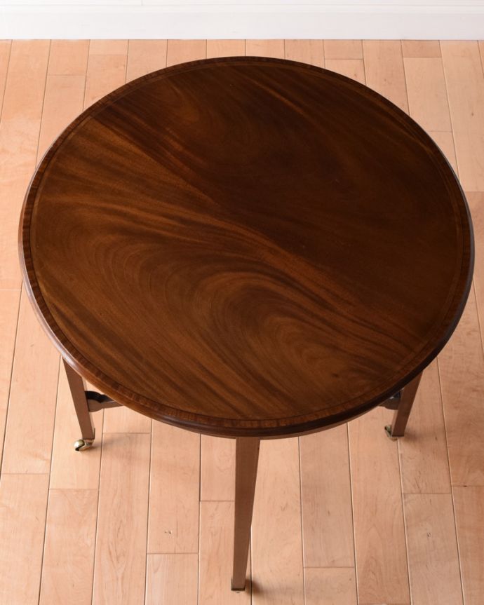 アンティークのテーブル アンティーク家具 キャスターで移動しやすい英国家具、棚付きオケージョナルテーブル 。上から見ると、天板はこんな感じ。(k-1645-f)