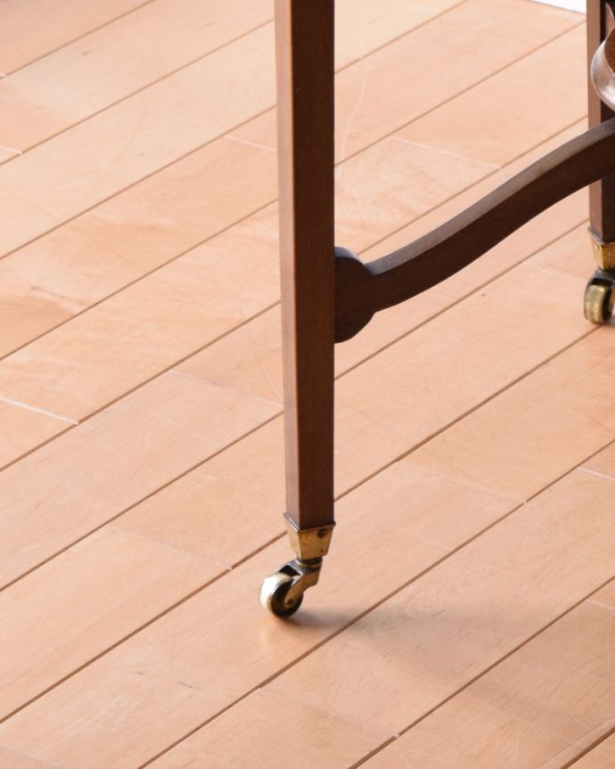 アンティークのテーブル アンティーク家具 キャスターで移動しやすい英国家具、棚付きオケージョナルテーブル 。細い脚先が繊細でステキ。(k-1645-f)