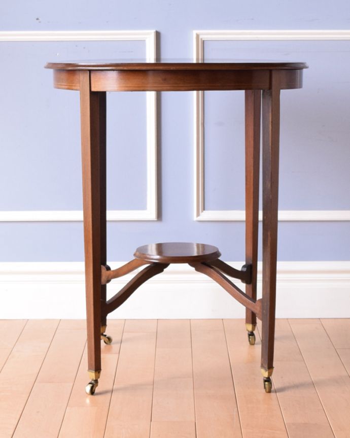 アンティークのテーブル アンティーク家具 キャスターで移動しやすい英国家具、棚付きオケージョナルテーブル 。1つ1つキレイな装飾には、思わずうっとりしてしまいます。(k-1645-f)