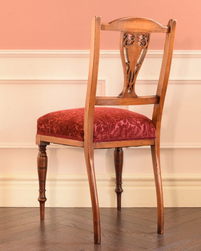 アンティークのサロンチェアの後ろ姿