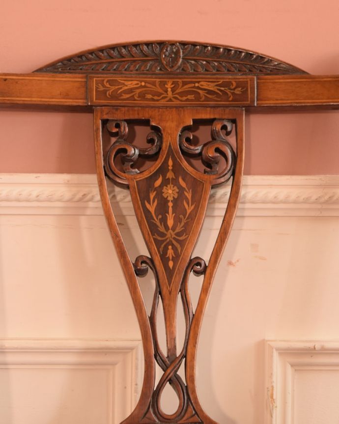 英国アンティークらしい装飾