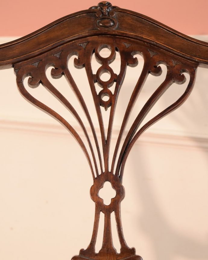 サロンチェア アンティーク チェア 英国で出会った透かし彫りの優雅なアンティークの椅子、アームチェア。うっとりするほど細かい細工まだ機械の発達していない時代に、手作業で作られた細かい細工。(k-1648-c)