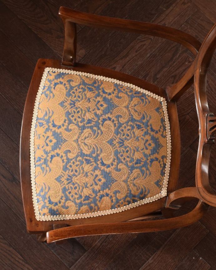 サロンチェア アンティーク チェア 英国で出会った透かし彫りの優雅なアンティークの椅子、アームチェア。座面を上から見るとこんな感じ座面は布貼りなので、長時間座っても疲れません。(k-1648-c)