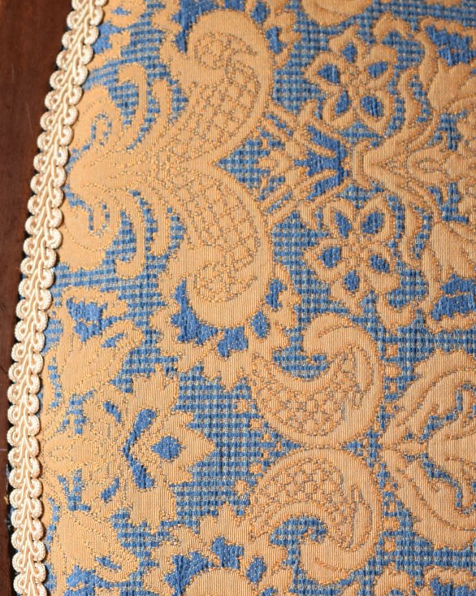 サロンチェア アンティーク チェア 英国で出会った透かし彫りの優雅なアンティークの椅子、アームチェア。生地選びにもこだわりました優雅なアンティークチェアの雰囲気をそのままに、一番似合う貼り座をじっくり選びました。(k-1648-c)