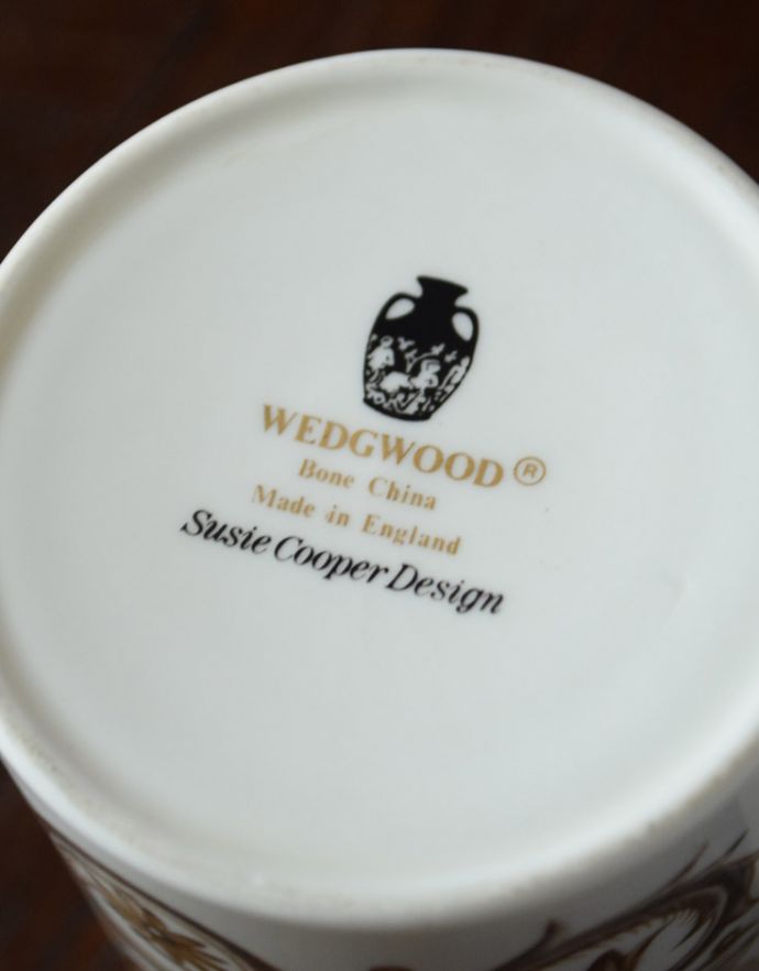 スージークーパー　アンティーク雑貨　イギリスのヴィンテージ食器、スージークーパーのカップ＆ソーサー（ヴェネチア）。裏側には品質の証製造メーカー保証の意味がこもった窯印、ポーセリンマークがあります。(k-1648-z)