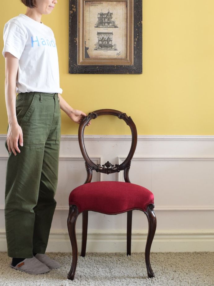 アンティークのバルーンバックチェア