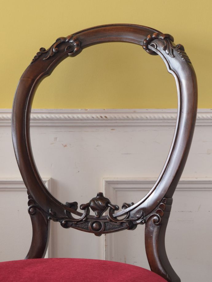 背もたれが美しいアンティークの椅子