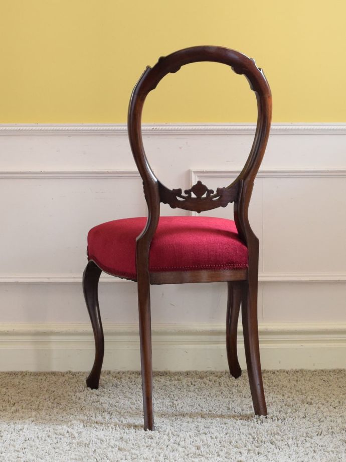 アンティークのサロンチェアの後ろ姿