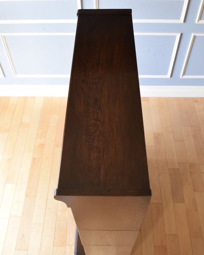 アンティークのキャビネット　アンティーク家具　どこにでも似合うアンティーク家具、英国輸入のスタッキングブックケース。上から形を見てみましょう天板はこんな感じです。(k-1650-f)