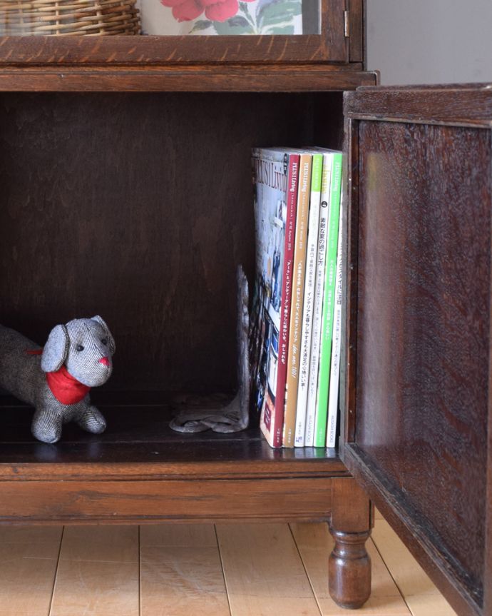 アンティークのキャビネット　アンティーク家具　どこにでも似合うアンティーク家具、英国輸入のスタッキングブックケース。扉の中は収納たっぷりA4サイズの雑誌までしっかり収納出来ちゃう大きさ。(k-1650-f)