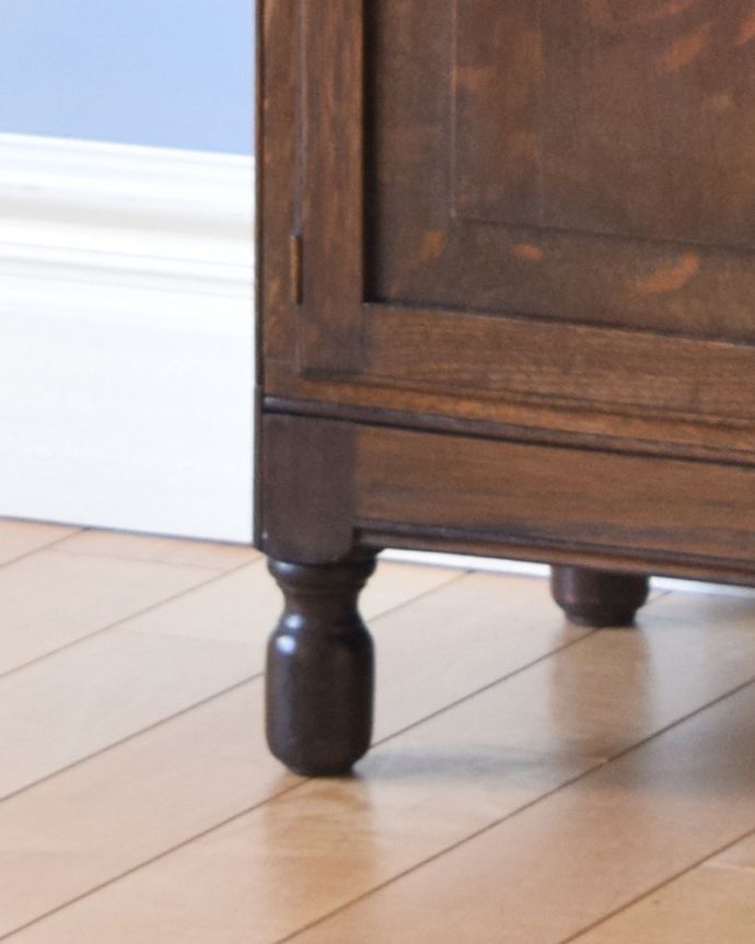 アンティークのキャビネット　アンティーク家具　どこにでも似合うアンティーク家具、英国輸入のスタッキングブックケース。女性１人でもラクに運べちゃうヒミツHandleのアンティークは、脚の裏にフェルトキーパーをお付けしているので、床を滑らせれば女性でも移動がカンタンに出来ます！ご安心下さい。(k-1650-f)