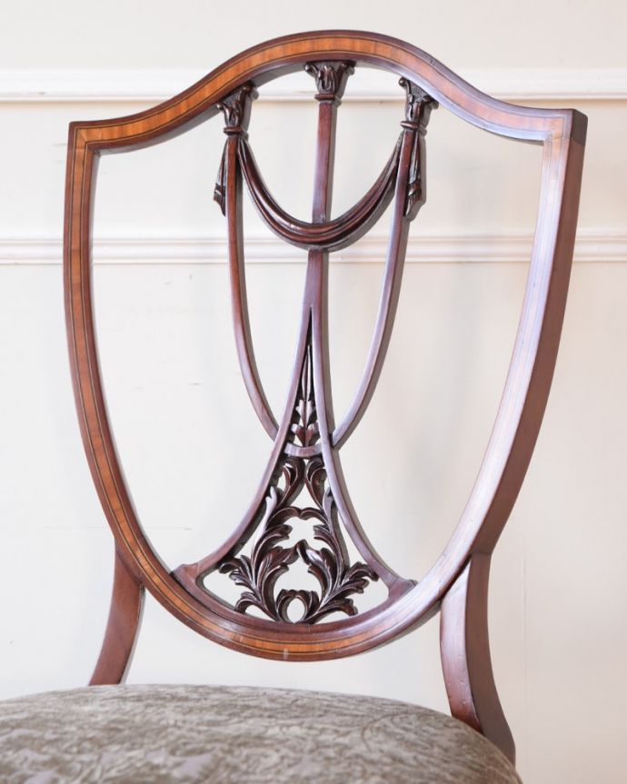 サロンチェア　アンティーク チェア　英国アンティークのサロンチェア、美しい象嵌と透かし彫りのインレイドチェア。美しさの極みを堪能して下さい高級材で描かれた美しく柔らかなフォルム。(k-1651-c)