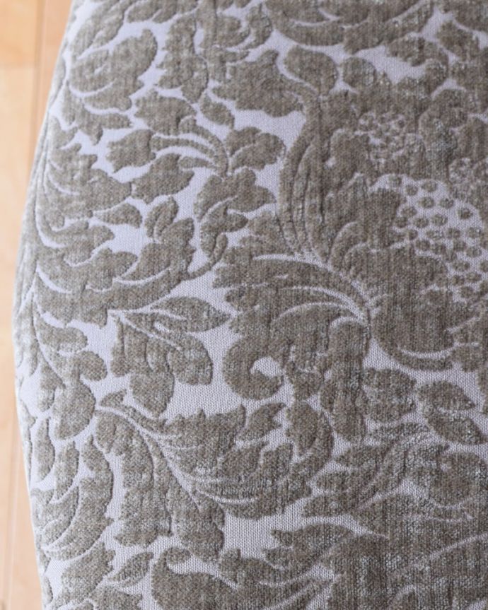 サロンチェア　アンティーク チェア　英国アンティークのサロンチェア、美しい象嵌と透かし彫りのインレイドチェア。生地のセレクトにもこだわりました優雅なアンティークチェアの雰囲気をそのままに、一番似合う貼り座をじっくり選びました。(k-1651-c)