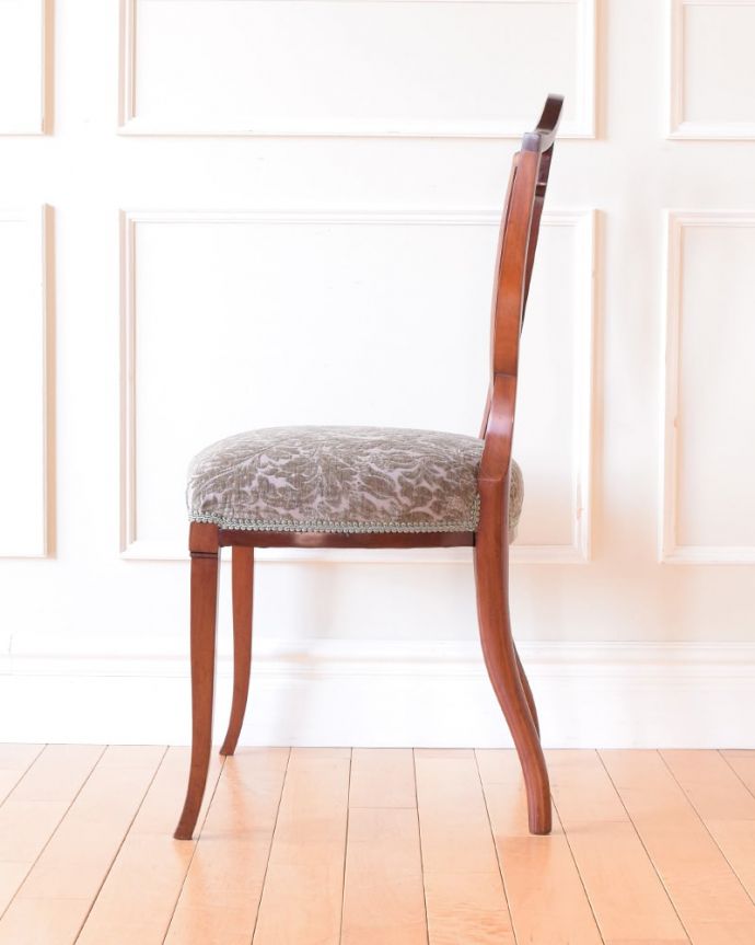 サロンチェア　アンティーク チェア　英国アンティークのサロンチェア、美しい象嵌と透かし彫りのインレイドチェア。横から見ても優雅な立ち姿背もたれがカーブしているので楽です。(k-1651-c)