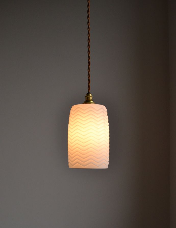 ペンダントライト 照明・ライティング 波模様が美しい・・・アンティーク天井付け照明ペンダントライト(コード・シャンデリア球・ギャラリーなし) 。あたたかい光がお部屋を包み込みます。(k-1654-z)