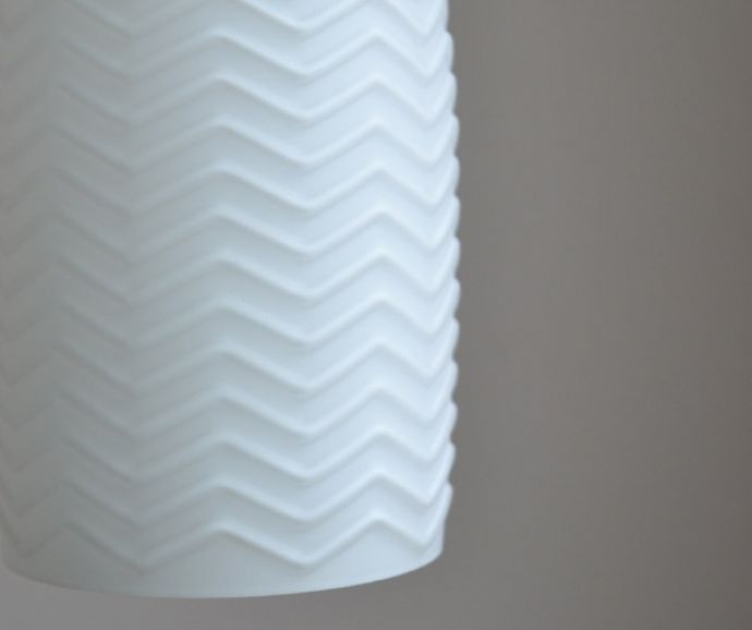 ペンダントライト 照明・ライティング 波模様が美しい・・・アンティーク天井付け照明ペンダントライト(コード・シャンデリア球・ギャラリーなし) 。シェードは、手作りのため多少、誤差があったり、気泡やキズ、汚れが入っている場合もあります。(k-1654-z)