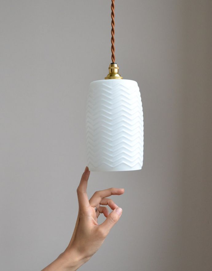 ペンダントライト 照明・ライティング 波模様が美しい・・・アンティーク天井付け照明ペンダントライト(コード・シャンデリア球・ギャラリーなし) 。アンティークのミルクガラスは、光を通すとなんとも言えないステキな雰囲気でお部屋を照らしてくれます。(k-1654-z)