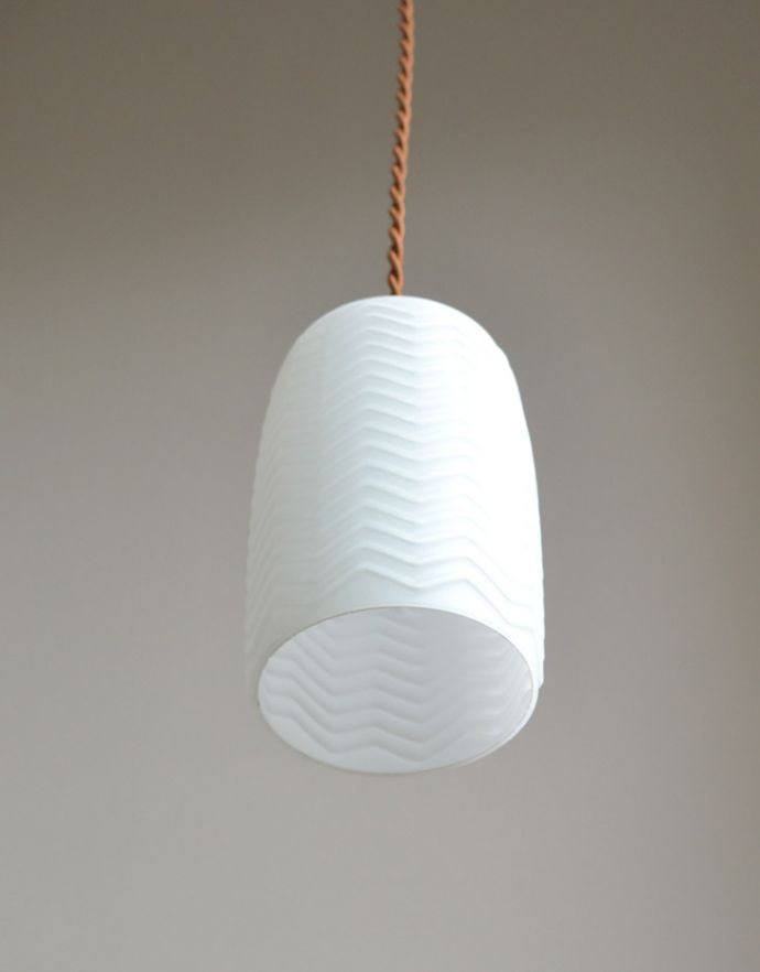 ペンダントライト 照明・ライティング 波模様が美しい・・・アンティーク天井付け照明ペンダントライト(コード・シャンデリア球・ギャラリーなし) 。下から見上げても素敵なデザインにうっとりです。(k-1654-z)