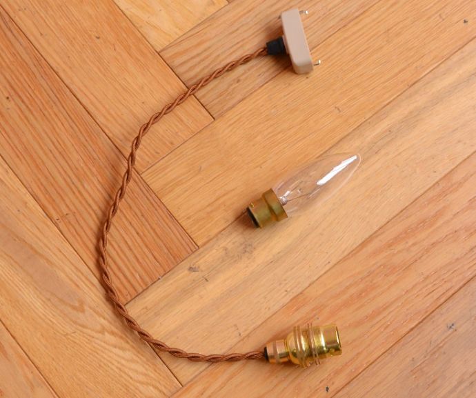 ペンダントライト 照明・ライティング 波模様が美しい・・・アンティーク天井付け照明ペンダントライト(コード・シャンデリア球・ギャラリーなし) 。ガラスシェード、コード、電球1個をセットでお届けするので、届いてすぐに取り付けられます。(k-1654-z)