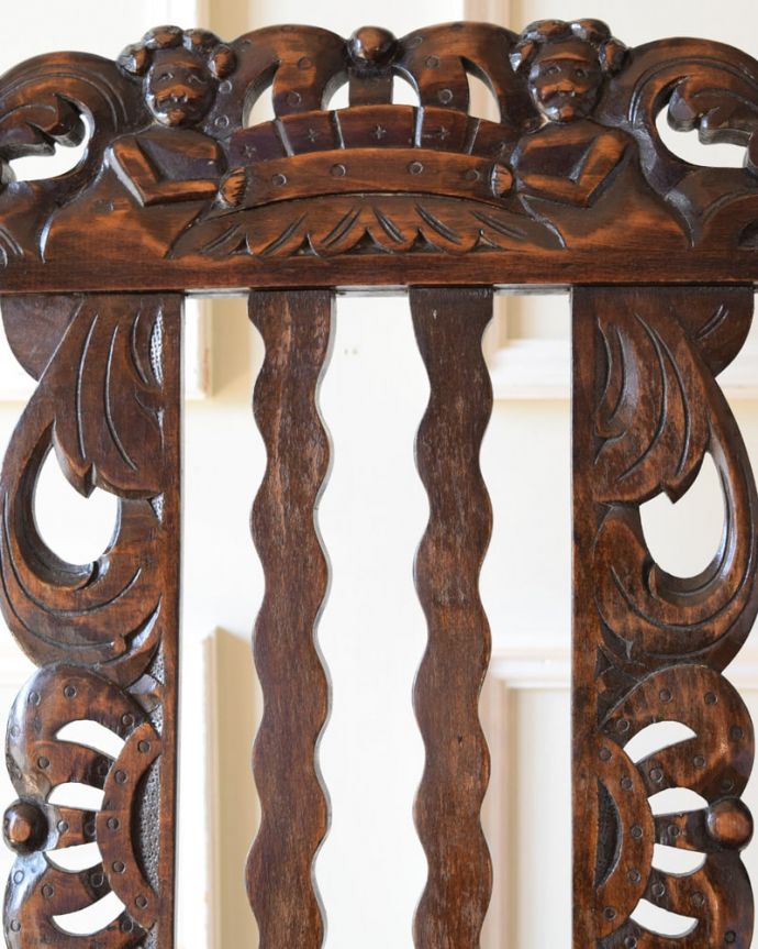 ダイニングチェア　アンティークチェア・椅子　アンティーク　オークチェアー　うっとりするほど細かい細工まだ機械の発達していない時代に、手作業で作られた細かい細工。(k-1655-c)