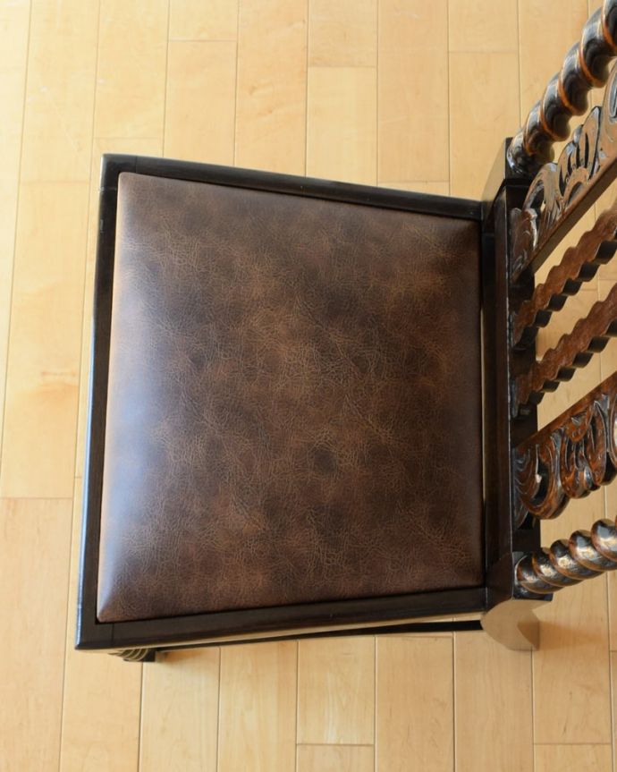 ダイニングチェア　アンティークチェア・椅子　アンティーク　オークチェアー　座面を上から見るとこんな感じ座面は布貼りなので、長時間座っても疲れません。(k-1655-c)