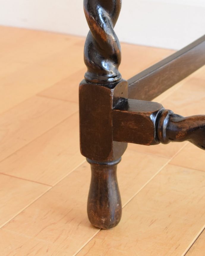 ダイニングチェア　アンティークチェア・椅子　アンティーク　オークチェアー　床を滑らせて移動出来ますHandleではアンティークチェアの脚の裏にフェルトキーパーをお付けしています。(k-1655-c)