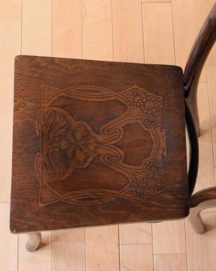 ベントウッドチェア アンティーク チェア イギリスから届いたアンティーク椅子、大人っぽいブラウンカラーのベントウッドチェア。座面にも個性があります背もたれだけじゃなく座面にも注目!美しい模様の座面がベントウッドの特長です。(k-1656-c)