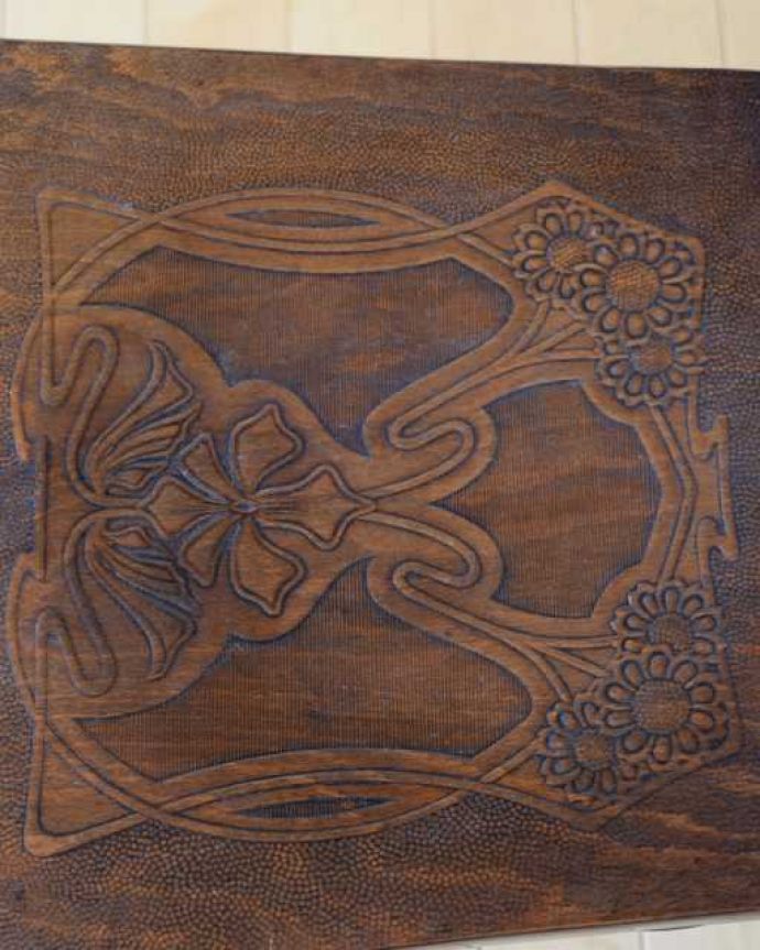 ベントウッドチェア アンティーク チェア イギリスから届いたアンティーク椅子、大人っぽいブラウンカラーのベントウッドチェア。近くで見てみるとそれぞれ模様が違うベントウッドチェアの座面。(k-1656-c)