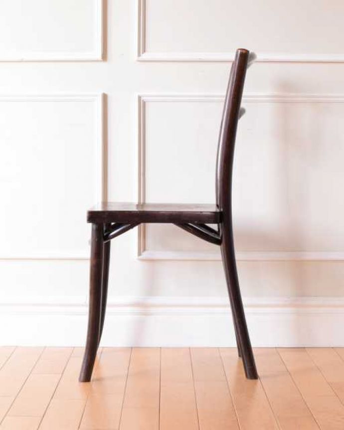 ベントウッドチェア アンティーク チェア イギリスから届いたアンティーク椅子、大人っぽいブラウンカラーのベントウッドチェア。横顔も英国らしいカッコよさ英国のパブの雰囲気たっぷりのベントウッドチェアは、横から見てもカッコイイんです。(k-1656-c)