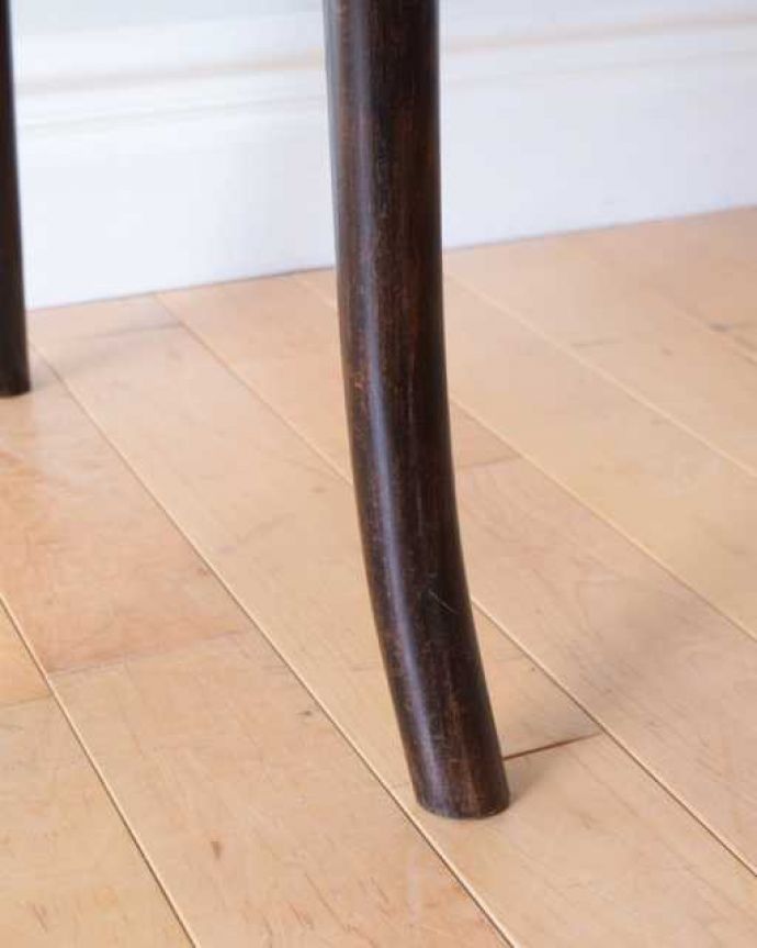 ベントウッドチェア アンティーク チェア イギリスから届いたアンティーク椅子、大人っぽいブラウンカラーのベントウッドチェア。床を滑らせて移動出来ますHandleではアンティークチェアの脚の裏にフェルトキーパーをお付けしています。(k-1656-c)