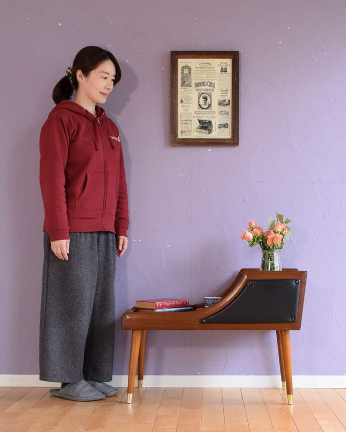 オケージョナルテーブル　アンティーク家具　北欧スタイルのオシャレな家具、ビンテージのテレフォンテーブル（電話台）　。おしゃれな北欧デザインの家具シンプルなデザインがカッコイイおしゃれなテレフォンテーブルです。(k-1657-c)