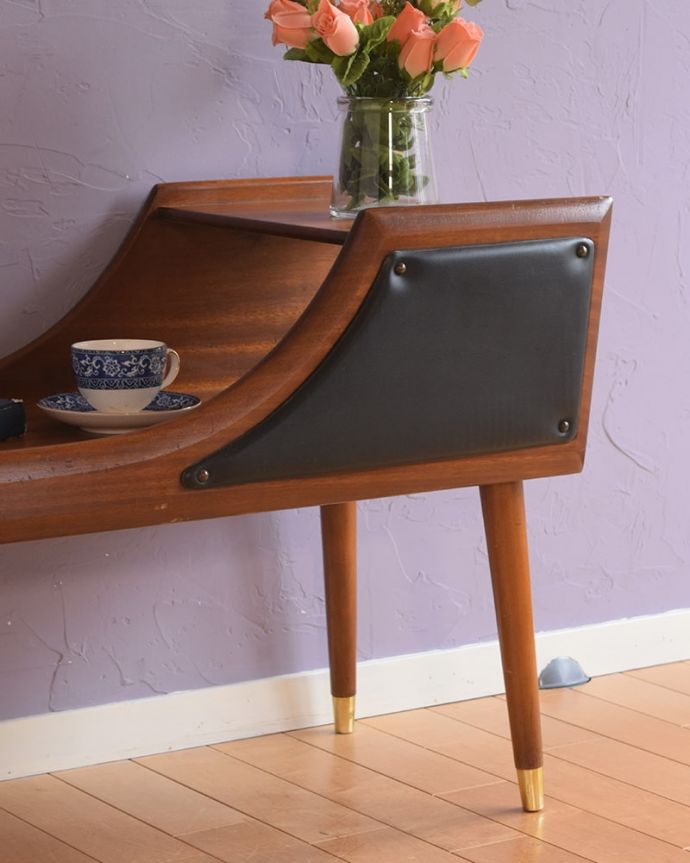 オケージョナルテーブル　アンティーク家具　北欧スタイルのオシャレな家具、ビンテージのテレフォンテーブル（電話台）　。2段の棚が付いていますもともと電話を置いていた場所は2段の棚になっています。(k-1657-c)