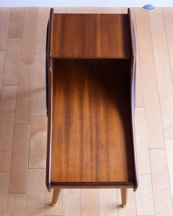 オケージョナルテーブル　アンティーク家具　北欧スタイルのオシャレな家具、ビンテージのテレフォンテーブル（電話台）　。上から見ると･･･ヴィンテージの家具は修復方法が様々ですが、Handleでは見えない所にもこだわっていますので、安心さが違います。(k-1657-c)