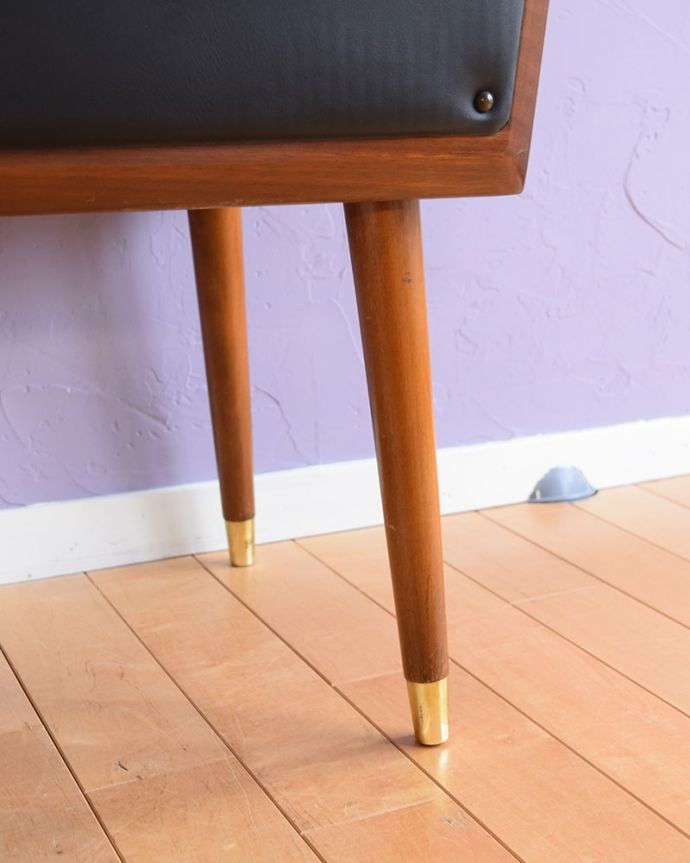 オケージョナルテーブル　アンティーク家具　北欧スタイルのオシャレな家具、ビンテージのテレフォンテーブル（電話台）　。床を滑らせて移動出来ますHandleではアンティークチェアの脚の裏にフェルトキーパーをお付けしています。(k-1657-c)