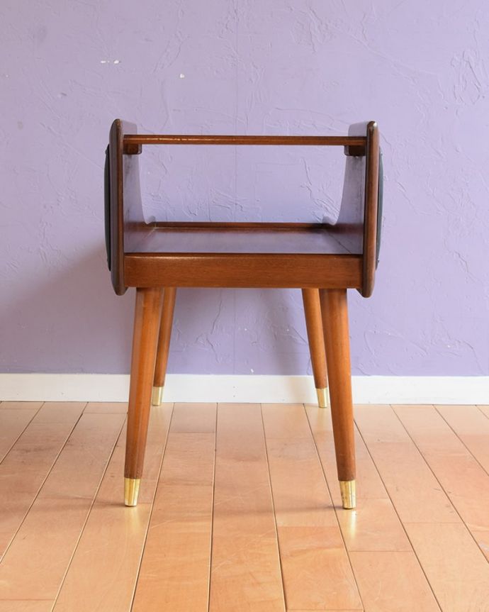 オケージョナルテーブル　アンティーク家具　北欧スタイルのオシャレな家具、ビンテージのテレフォンテーブル（電話台）　。横から見てもスッキリデザインスッキリとカッコいいヴィンテージ家具は、横から見た姿もスッキリ！風合いだけ残してキレイに修復しました。(k-1657-c)