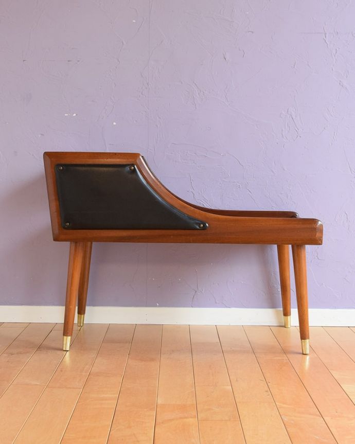 オケージョナルテーブル　アンティーク家具　北欧スタイルのオシャレな家具、ビンテージのテレフォンテーブル（電話台）　。もちろん後ろ姿もキレイですビンテージは新品ではないので、もちろん経年変化によるキズはありますが、アンティーク専門の職人がしっかり修復したので後ろ姿もキレイです。(k-1657-c)