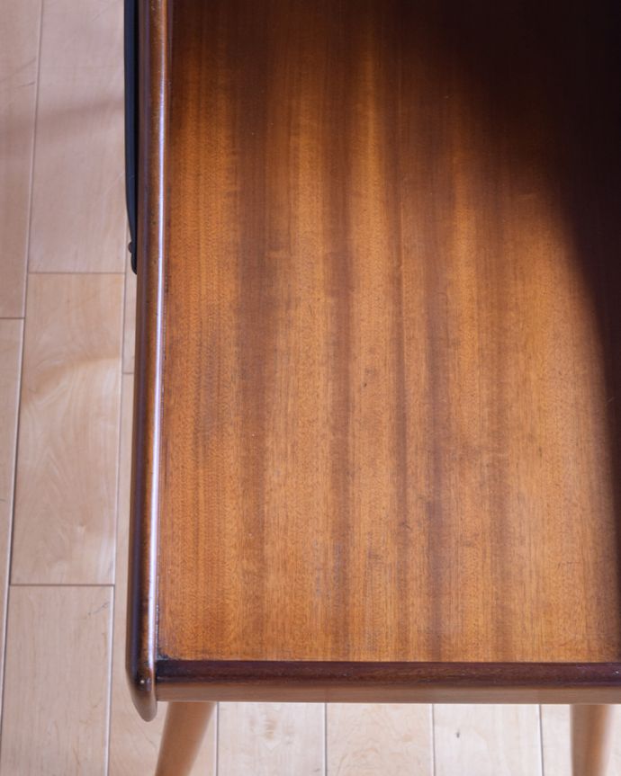 オケージョナルテーブル　アンティーク家具　北欧スタイルのオシャレな家具、ビンテージのテレフォンテーブル（電話台）　。近づいてみると･･･チーク材の木目が際立ちます。(k-1657-c)