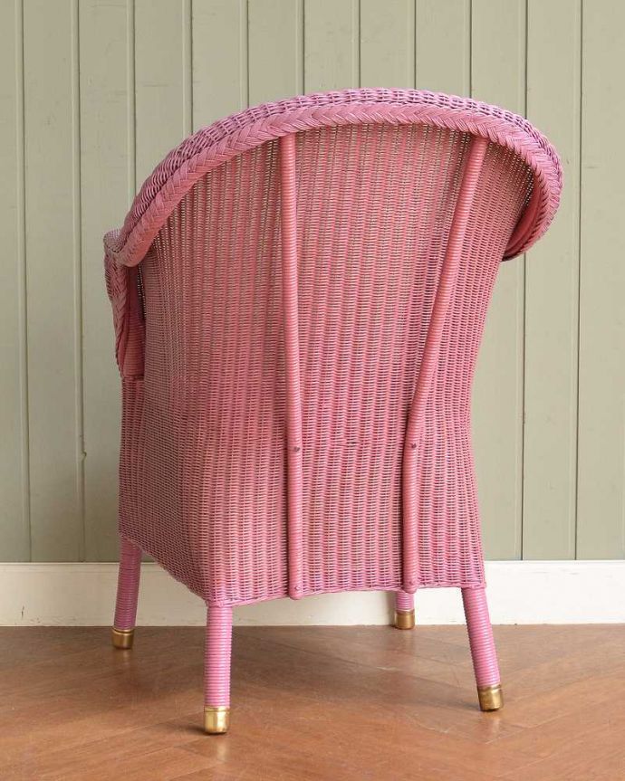 ロイドルーム　アンティーク チェア　ピンク色のアンティークチェア、ゆったりと過ごせるロイドルームチェア。後ろ姿にも自信があります！アンティークは新品ではないので経年変化によるキズはありますが、専門の職人が目立たないようキレイにお直しをしているので、後姿までキレイです。(k-1659-c)