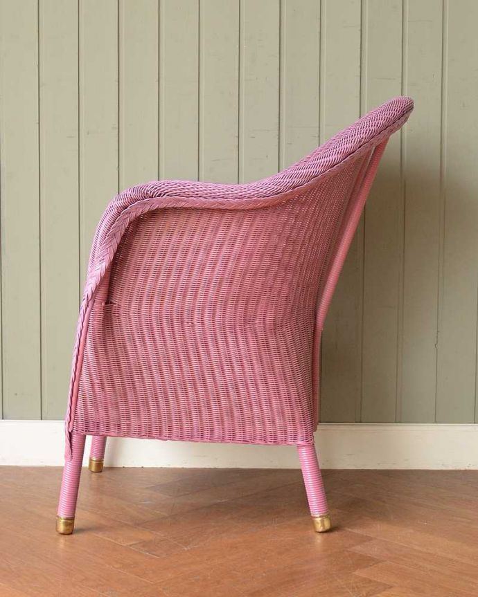 ロイドルーム　アンティーク チェア　ピンク色のアンティークチェア、ゆったりと過ごせるロイドルームチェア。横から見るとこんな感じです背もたれがゆるやかにカーブしているので、深く腰掛けるとよりリラックスできます。(k-1659-c)