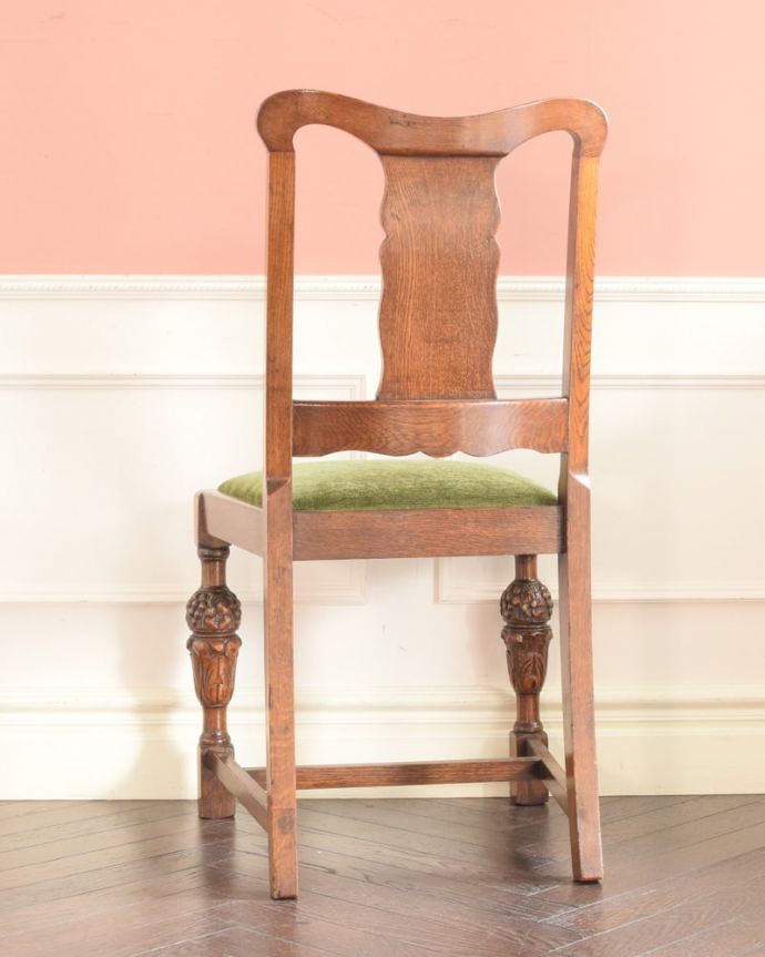 アンティークチェアの後ろ姿