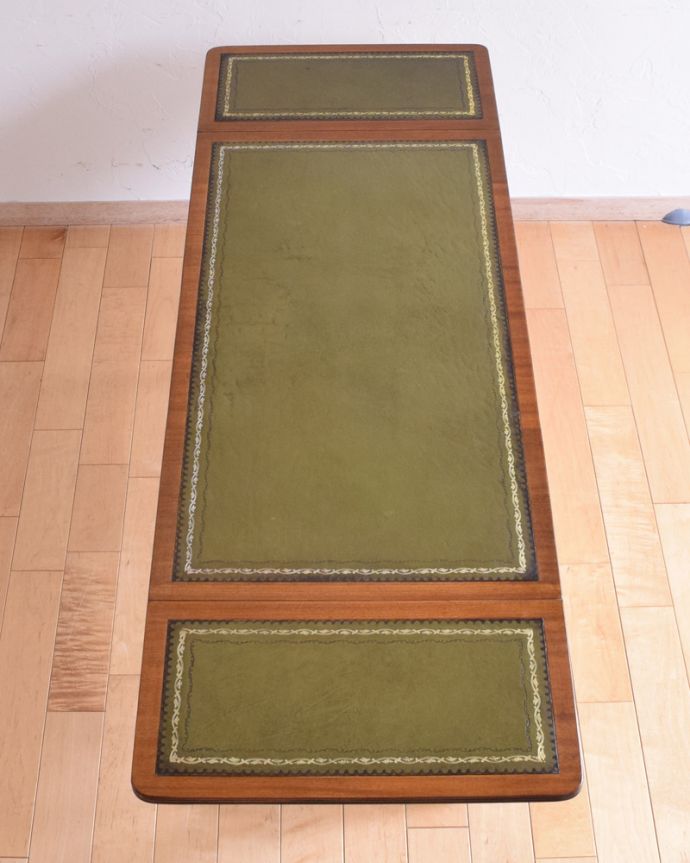 ロイドテーブル　アンティーク家具　使い勝手が良い伸張式タイプ、レザー張りのバタフライテーブル（伸張式のコーヒーテーブル）。広げた状態の天板です。(k-1660-f)