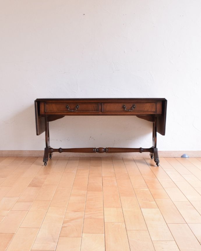 ロイドテーブル　アンティーク家具　使い勝手が良い伸張式タイプ、レザー張りのバタフライテーブル（伸張式のコーヒーテーブル）。ちょっとした場所に広げられるので、お茶の時間にピッタリ！。(k-1660-f)