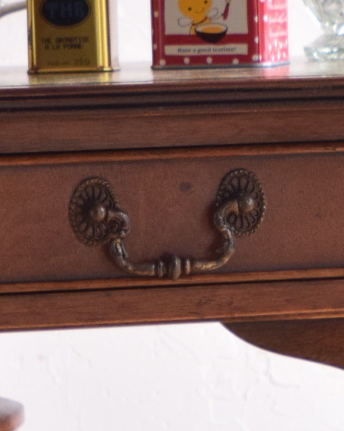 ロイドテーブル　アンティーク家具　使い勝手が良い伸張式タイプ、レザー張りのバタフライテーブル（伸張式のコーヒーテーブル）。ハンドル形の上品な取っ手がアクセントになっています。(k-1660-f)