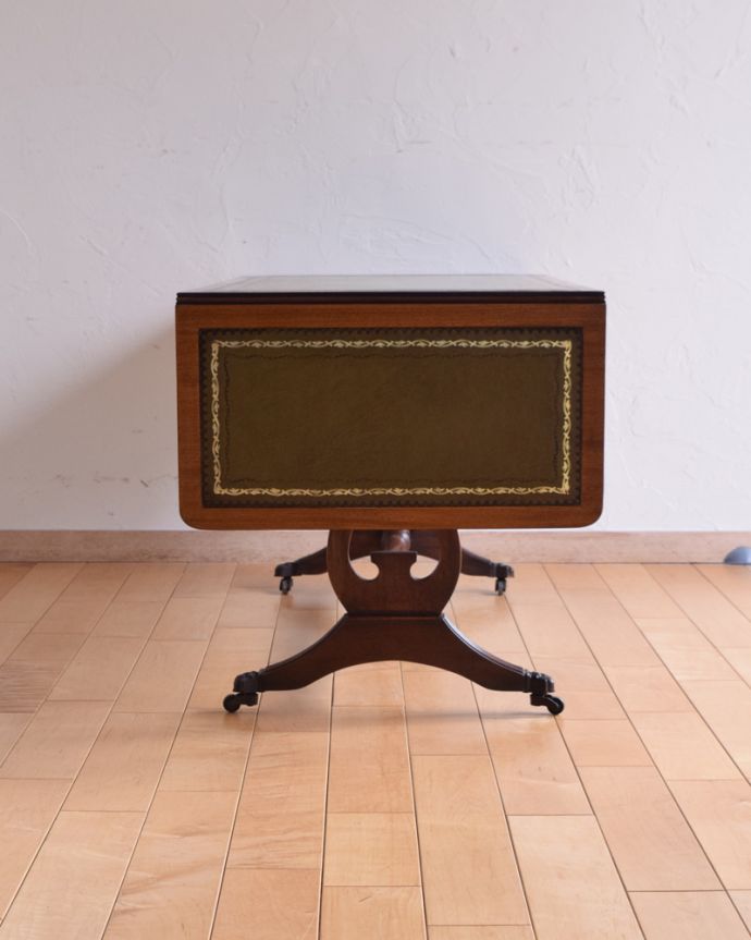 ロイドテーブル　アンティーク家具　使い勝手が良い伸張式タイプ、レザー張りのバタフライテーブル（伸張式のコーヒーテーブル）。アンティークは新品ではないので、もちろん経年変化によるキズはありますが、専門の職人が目立たないようキレイにお直しをしているので、後姿までキレイです。(k-1660-f)