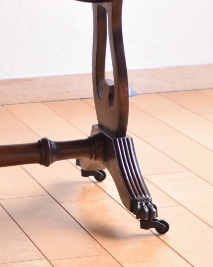 ロイドテーブル　アンティーク家具　使い勝手が良い伸張式タイプ、レザー張りのバタフライテーブル（伸張式のコーヒーテーブル）。きちんと調整したので、新しいものと比べるとスムーズではありませんが、ちゃんと動きます。(k-1660-f)