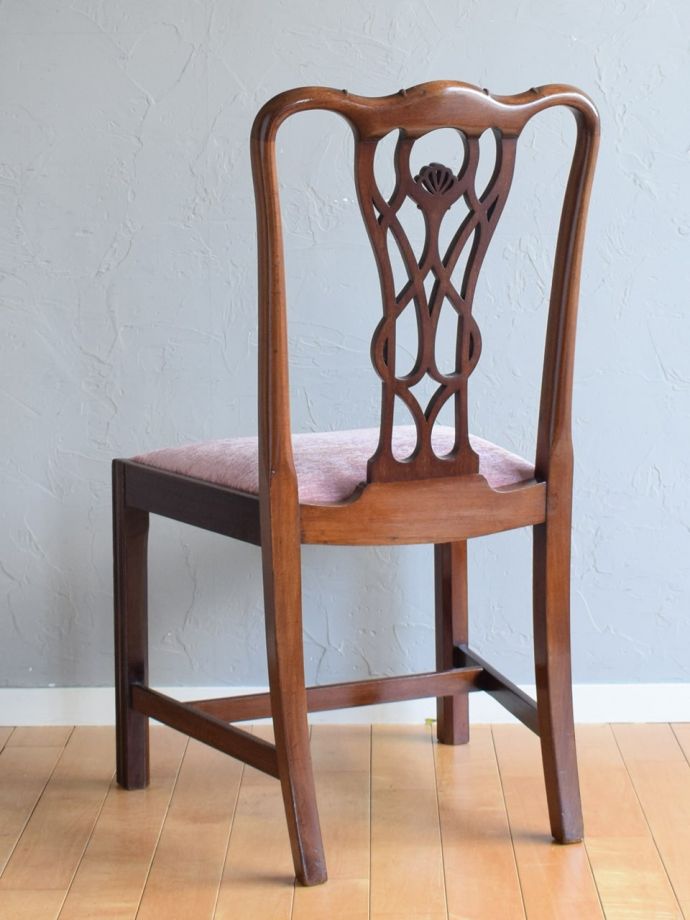 アンティークのサロンチェアの後ろ姿