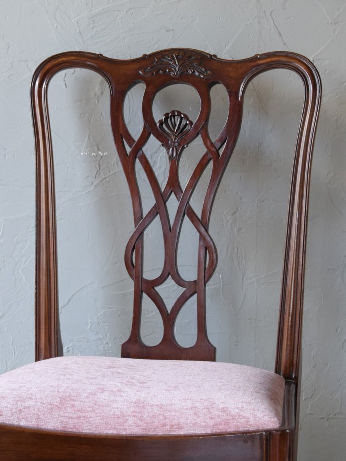 背もたれが美しいアンティークの椅子