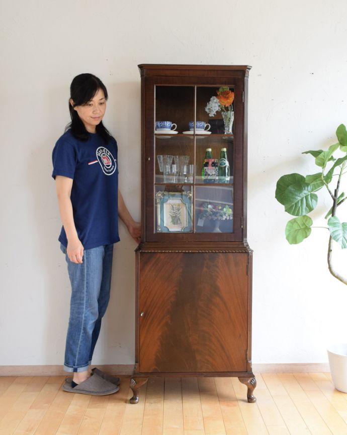 アンティークのキャビネット　アンティーク家具　英国輸入のアンティーク家具、マホガニーのガラスキャビネット（ブックケース） 。どこにでも置けちゃうサイズが魅力のキャビネットちょっとしたスペースがあればどこにでも置けちゃうコンパクトサイズのガラスキャビネット。(k-1661-f)